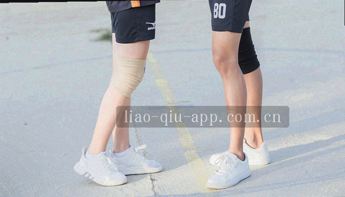 一排整齐的文件册，封面颜色区分不同年份
